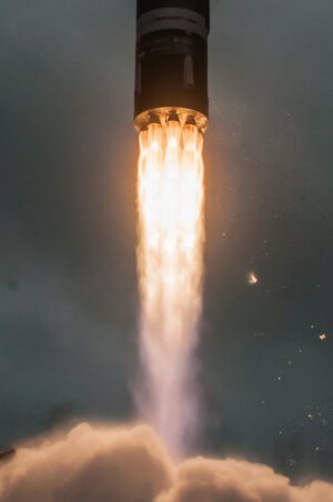Pohled na motory rakety Electron během startu s družicí R3D2