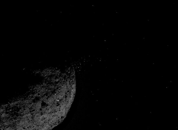 Tento snímek zachycující výron materiálu z 19. ledna 2019 vznikl ze dvou fotek kamer NavCam. První měla krátký expoziční čas (1,4 ms) a jejím úkolem bylo zachytit dobře povrch asteroidu. Druhý snímek měl expoziční čas delší (5 sekund), aby byly lépe vidět vyvržené úlomky. Obě vrstvy prošly i dalšími úpravami jako je třeba přizpůsobení kontrastu a jasu.