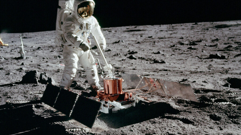 Seismický experiment při misi Apollo 11.