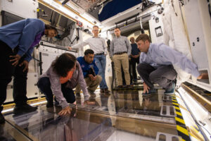 Astronauti Stephanie Wilson, Shannon Walker a Raja Chari uvnitř prototypu modulu od Lockheed Martin, 26. března. Čtvrtý astronaut Frank Rubio je mimo záběr.