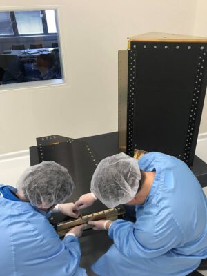 Práce na prvním letovém exempláři družicového dispenzeru pro raketu Vega.