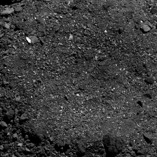 Detail kráteru na planetce Bennu