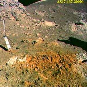 Harrison Jack Schmitt ucčinil na Měsíci objev žlutého regolitu a kamení, které změnilo náš pohled na vývoj Měsíce