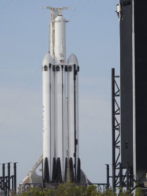 Falcon Heavy čeká na statický zážeh na rampě 39A. Všimněte si, že nad horním stupněm chybí aerodynamický kryt s nákladem.