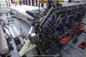 Fotografie z doby sestavování Falconu Heavy