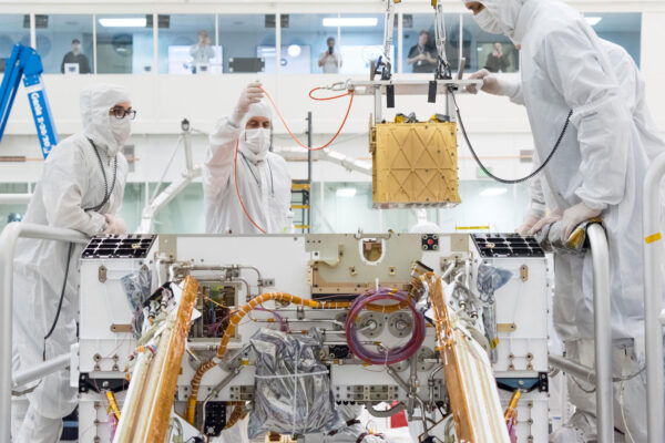 Instalace přístroje MOXIE do těla vozítka Mars rover 2020.