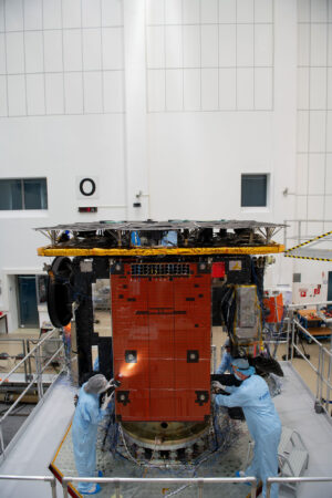 Příprava na vibrační zkoušky Solar Orbiter.