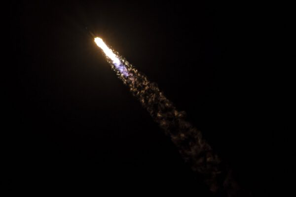 Pracující první stupeň Falconu 9 při letu Dragon CRS-17