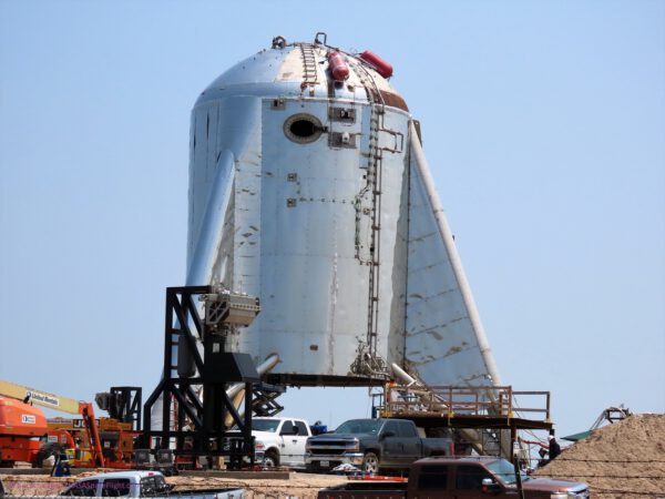 Snímek od BocaChicaGal ukazuje aktuální stav zařízení Starhopper, které čeká na opětovnou instalaci motoru Raptor před neupoutanými skoky.
