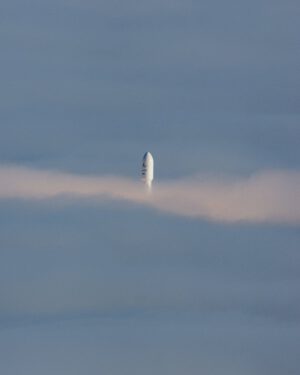 Raketa Falcon 9 si razí cestu skrz mlhu, která obklopila rampu SLC-4E.