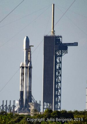 Falcon Heavy pro misi STP-2 během čekání na statický zážeh zvěčnila Julia Bergeron.