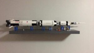 Ukázka možnosti vystavení rakety LEGO Saturn V v horizontální poloze.