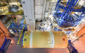 V levém horním rohu fotografie se nachází kyslíková nádrž pro centrální stupeň SLS pro Artemis 2, 15. dubna