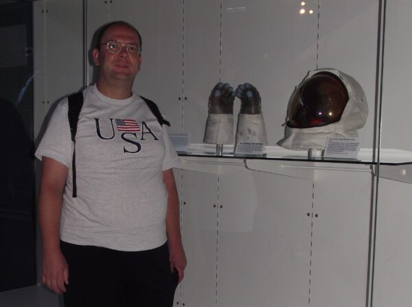 Autor seriálu „Týden s Jedenáctkou“ (vlevo), rukavice lunárního skafandru Neila Armstronga a jeho přilba