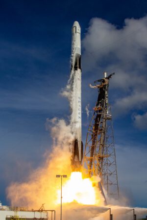 Falcon 9 vynáší Dragon CRS-18