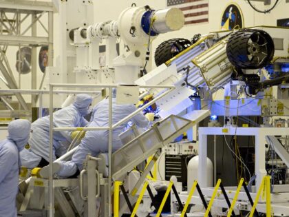 Takto vypadala instalace MMRTG do roveru Curiosity.