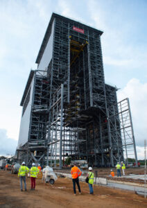 Obslužná věž Ariane 6 během stavby.