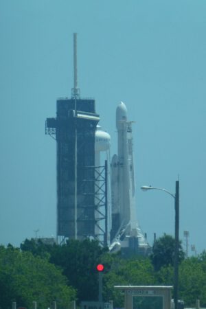 Falcon Heavy v den startu focen z vyhlídkového autobusu NASA