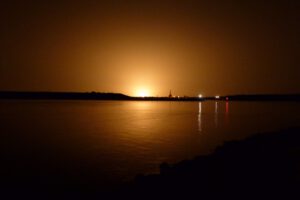 Noční start FH na misi STP-2 pohledem z Jetty Park v Port Canaveral