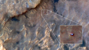 Rover Curiosity vyfocený 31. května 2019 sondou MRO.