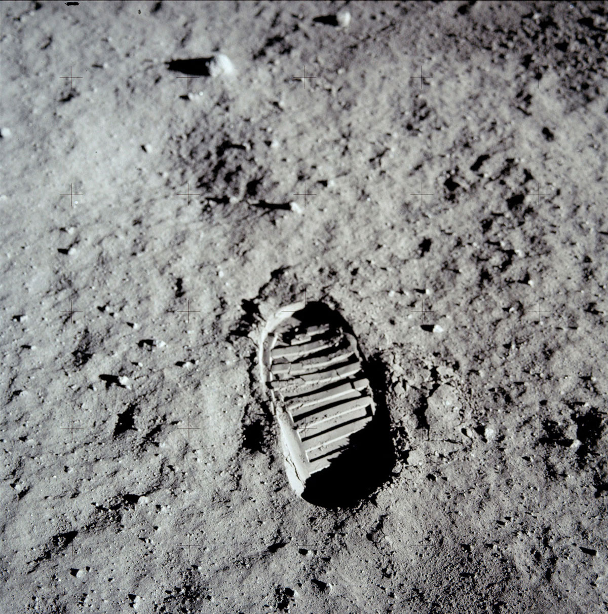 První stopu na Měsíci vytvořil Neil Armstrong, na této slavné fotografii je ovšem otisk boty Edwina Aldrina.