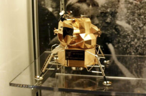 Zlatý lunární modul, který „zmizel“ z muzea v listopadu 2017