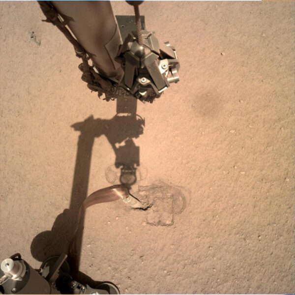 Aktuální stav u landeru InSight ukazuje nahrnutý písek do otvoru, který vykotlal krtek přístroje HP3