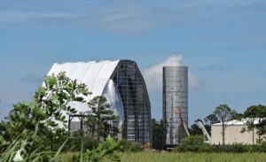 Stavba orbitálního prototypu lodi Starship na Floridě
