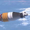 Umělecká představa pilotované kosmické lodě Orion s horním stupněm EUS