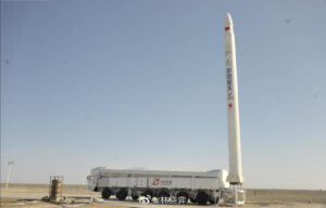 Raketa Jielong-1 startuje z kolového transportéru.