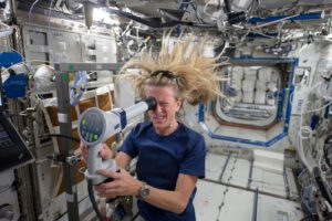 Astronautka Karen Nyberg provádí vyšetření svých očí na ISS