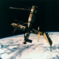 Podoba orbitální stanice Mir v červenci 1995