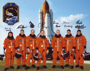 I do tak nudné záležitosti, jako jsou podpisy na fotografii posádky raketoplánu (v tomto případě Endeavour STS-126), lze propašovat vtip