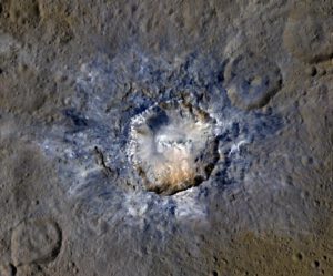 Kráter Haulani na trpasličí planetě Ceres, s průměrem 34 kilometrů ve falešných bervách.