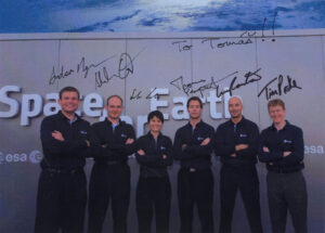 Oddíl evropských kosmonautů z roku 2009: projde-li se kdo z nich po Měsíci? Všechny podpisy získány při osobních setkáních