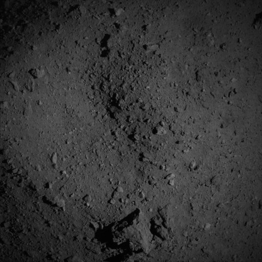 Kráter Urašima široký 390 metrů vyplňuje téměř celé zorné pole teleobjektivu kamery ONC-T. Snímek vznikl 16. září v 8:13 SELČ, když byla Hayabusa 2 zhruba 3,5 km nad Ryugu.