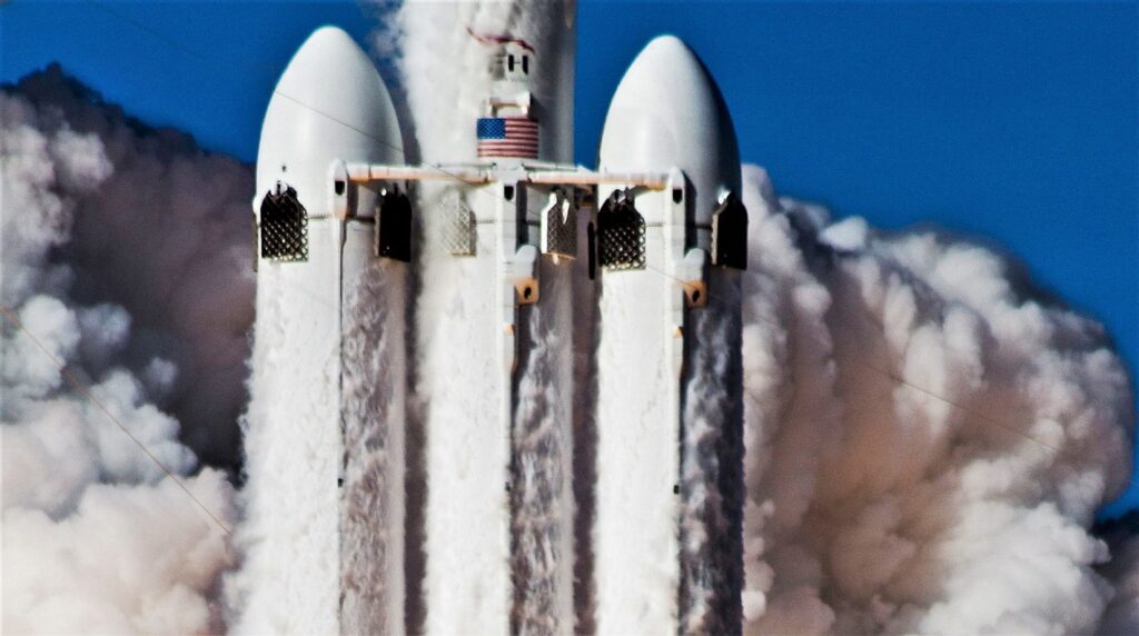 První start nejsilnější rakety světa Falcon Heavy ve chvíli kdy opouští startovací rampu.