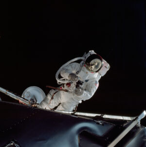 Russell L. Schweickart při výstupu do volného prostoru v lunárním skafandru.