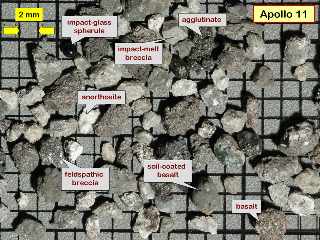 Detailní snímek lunárního regolitu přivezený výpravou Apollo 11.