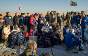 Posádka Sojuzu MS-12 po přistání