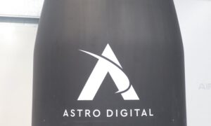 Logo firmy Astro Digital na aerodynamickém krytu rakety Electron.