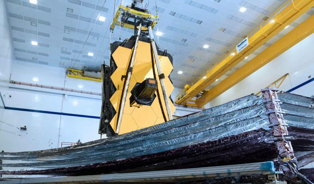 JWST při zkoušce rozložení a napnutí pěti vrstev slunečního štítu.