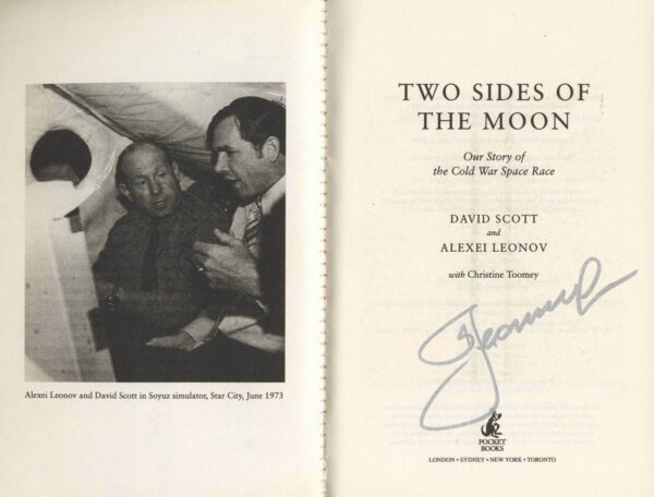 Kniha „Two Sides of the Moon“, kterou Alexej Leonov napsal společně s americkým astronautem Davidem Scottem