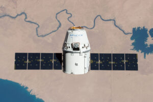Dragon při misi CRS-11 má na svém trupu jednu ikonku ISS. 