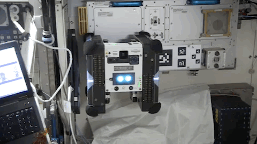 Bumble v dokovací stanici na ISS.