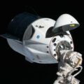 První (zatím nepilotovaný) Crew Dragon během přibližování k ISS.