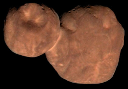 Kontaktní dvojplanetka Arrokoth (dříve Ultima Thule) vyfocená sondou New Horizons.