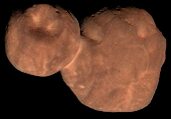 Kontaktní dvojplanetka Arrokoth (dříve Ultima Thule) vyfocená sondou New Horizons.