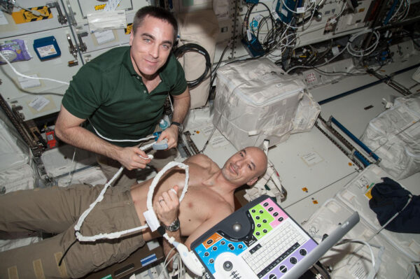 Luca Parmitano a Chris Cassidy při jednom z rutinních ultrazvukových vyšetření na palubě ISS. Ultrasonografie se na ISS využívá k širokému spektru experimentů a vyšetření od pohybového systému až po systém kardiovaskulární. Ultrazvukových zařízení se v průběhu času využívalo několik typů. Nejnověji je to Vivid Q od firmy GE.