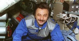 Saša Lazutkin měl během své mise relativně málo důvodů k úsměvu...